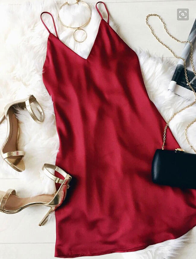 Một chiếc đầm đỏ satin hay lụa mềm mại sẽ giúp bạn nổi bật và tỏa sáng