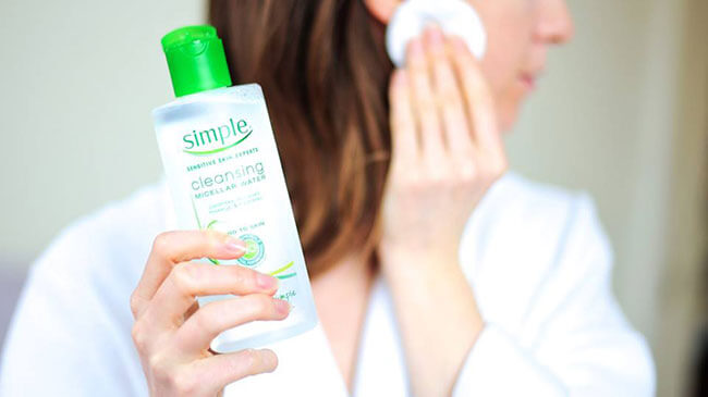 Tẩy trang Simple Micellar Cleansing Water có công dụng tẩy sạch lớp trang điểm nhanh chóng dễ dàng