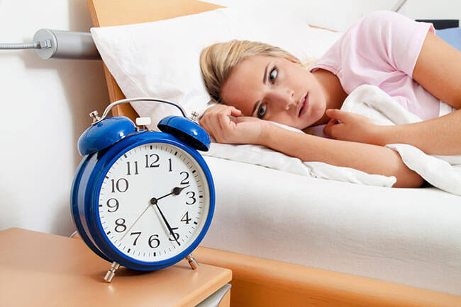 Thức khuya khiến bạn dễ bị mọc mụn