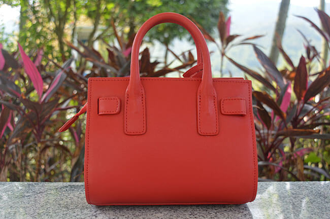 Một chiếc túi xách đỏ nổi bật sẽ giúp bạn gái trở nên lôi cuốn hơn