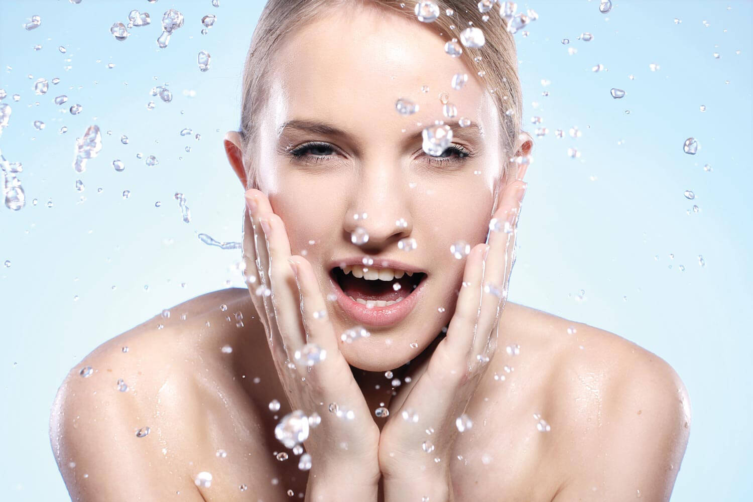 Rửa mặt thường xuyên để giúp da loại bỏ được những vi khuẩn gây hại cho làn da của bạn