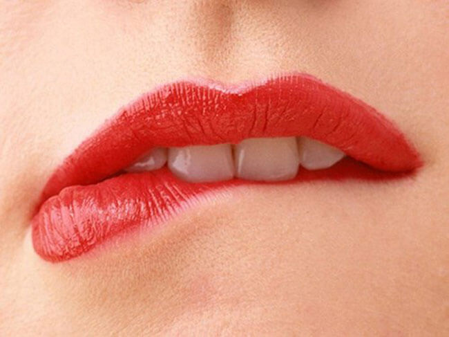 Thói quen cắn môi thường xuyên sẽ gây hại cho đôi môi của bạn