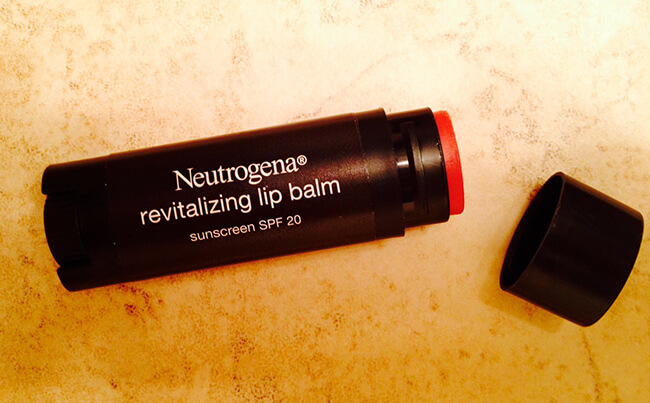 Son dưỡng Neutrogena Revitalizing Lip Balm từ Canada dành cho tín đồ trang điểm