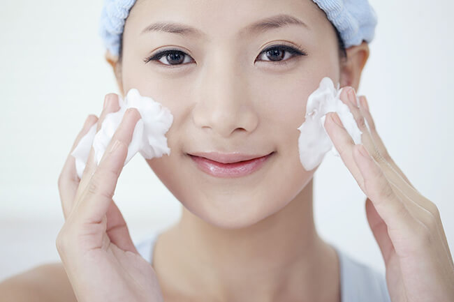Làm sạch da trước khi sử dụng các loại kem dưỡng trắng da giữ ẩm
