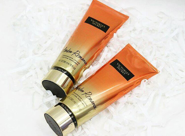 Sữa dưỡng thể Victoria’s Secret Amber Romance Body Lotion mang đến làn da tuyệt vời cùng hương thơm quyến rũ