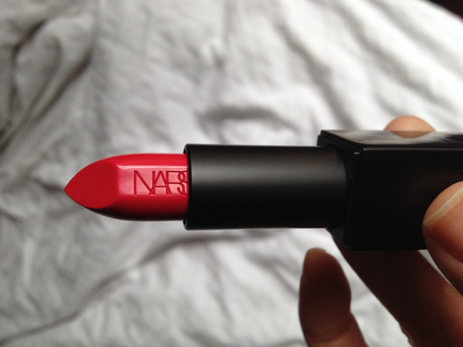 Thỏi son màu rose-gold đình đám nhất - NARS Satin Lipstick màu Sexual Healing