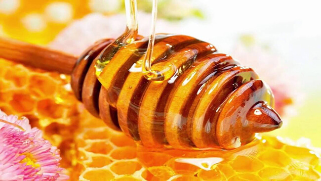 Mật ong giúp làm mịn môi, sáng và hồng môi hiệu quả, giữ ẩm cho môi mềm mịn