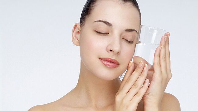 Uống nước nhiều giúp chăm sóc da từ sâu bên trong