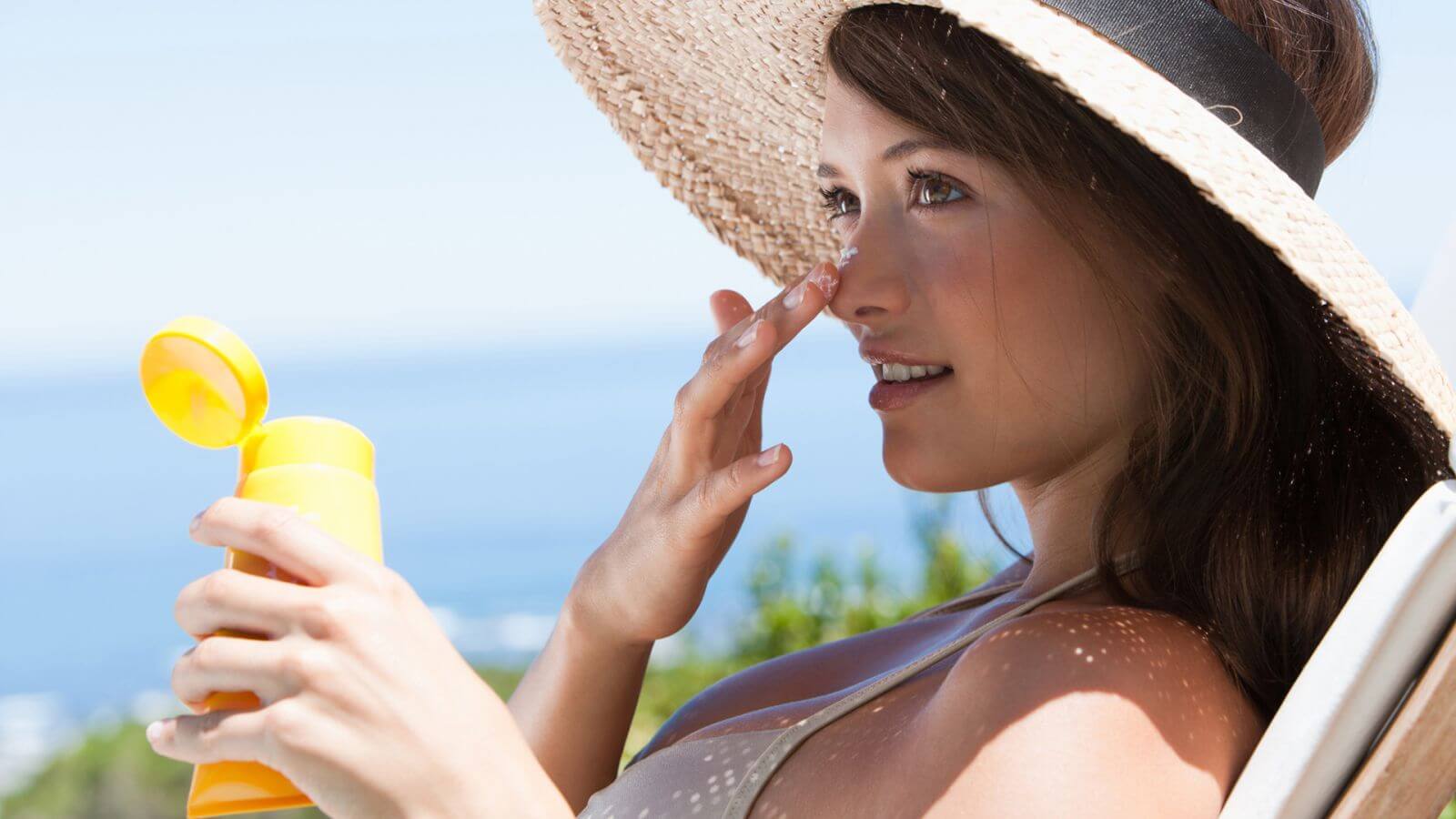 Sử dụng kem chống nắng để bảo vệ làn da của bạn bất kể ngày hay đêm