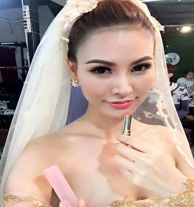 Nếu đi học hay đi làm đơn thuần thì bạn chỉ cần đánh son dưỡng Vacosi thôi là đủ