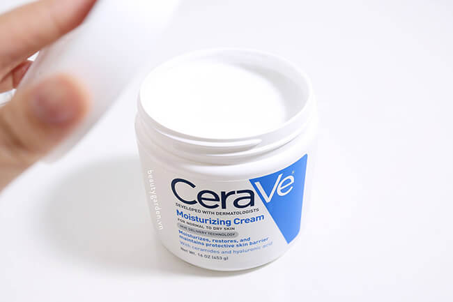  Chứa chất giữ ẩm và chất làm mềm quan trọng để bổ sung và duy trì độ ẩm cần thiết