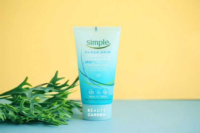 review sua rua mat cho da dau simple clear skin oil balancing exfoliating wash hinh anh 1