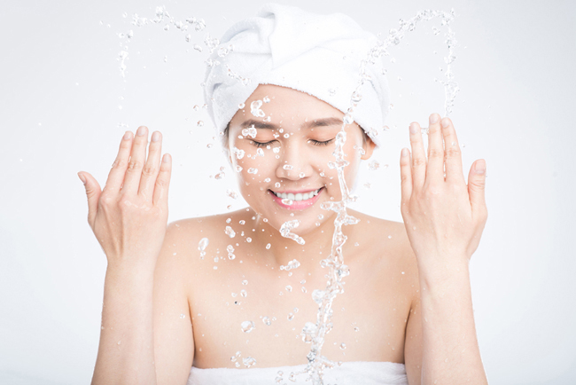 review sua rua mat cho da dau simple clear skin oil balancing exfoliating wash hinh anh 3