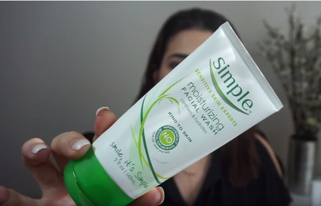 review sua rua mat simple kind to skin moisturizing facial wash hinh anh 1