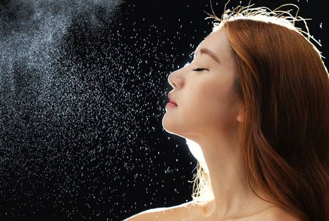 Hãy mang theo xịt khoáng bên mình vì đó là cứu cánh cấp bách cho làn da Hãy mang theo xịt khoáng bên mình vì đó là cứu cánh cấp bách cho làn da