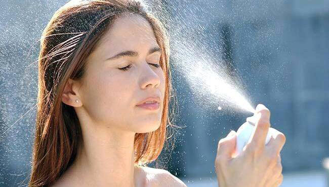 Xịt nước khoáng trước để cung cấp độ ẩm cho da, sau đó thoa kem dưỡng ẩm để giữ da không bị mất nước Xịt nước khoáng trước để cung cấp độ ẩm cho da, sau đó thoa kem dưỡng ẩm để giữ da không bị mất nước