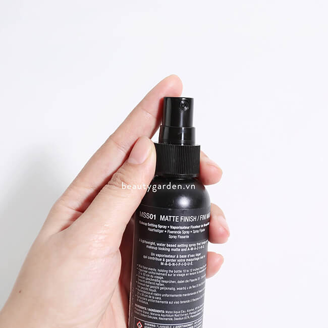 Xịt khóa lớp trang điểm NYX là bước cuối cùng trong quy trình trang điểm, giúp cho lớp trang điểm không bị trôi hoặc mất màu sau một ngày dài làm việc Xịt khóa lớp trang điểm NYX là bước cuối cùng trong quy trình trang điểm, giúp cho lớp trang điểm không bị trôi hoặc mất màu sau một ngày dài làm việc