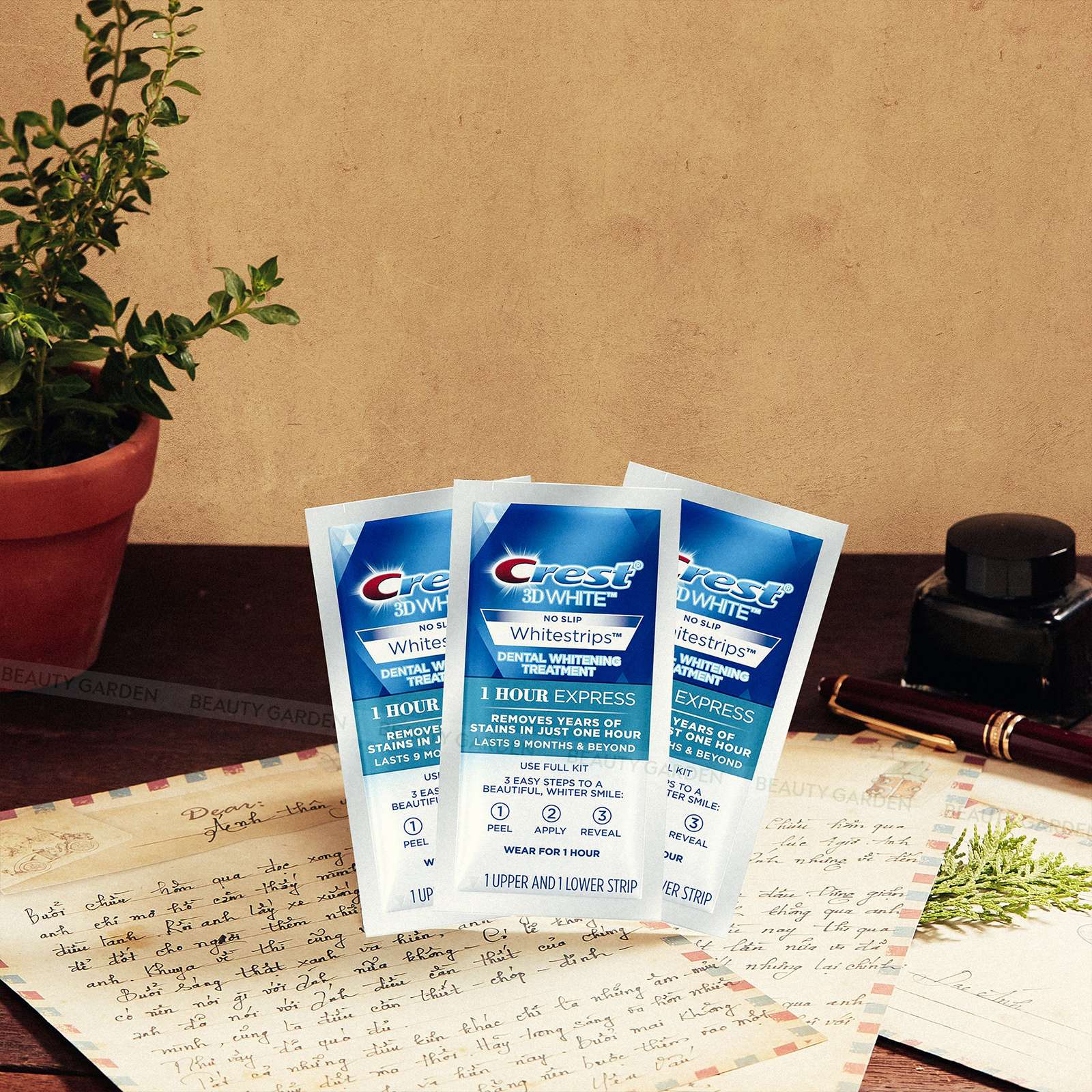 mieng dan trang rang crest 3d whitestrips vivid blanc brillant hinh anh 1